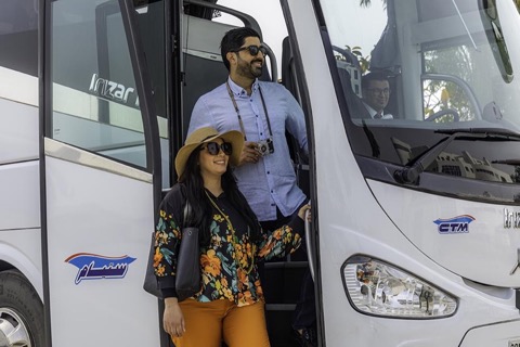 Viajeros al subir a un autobús CTM