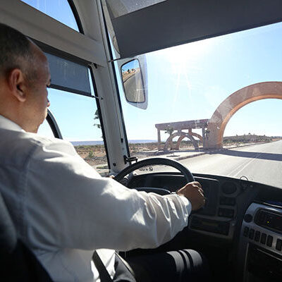 Autobús CTM en una ruta por el desierto