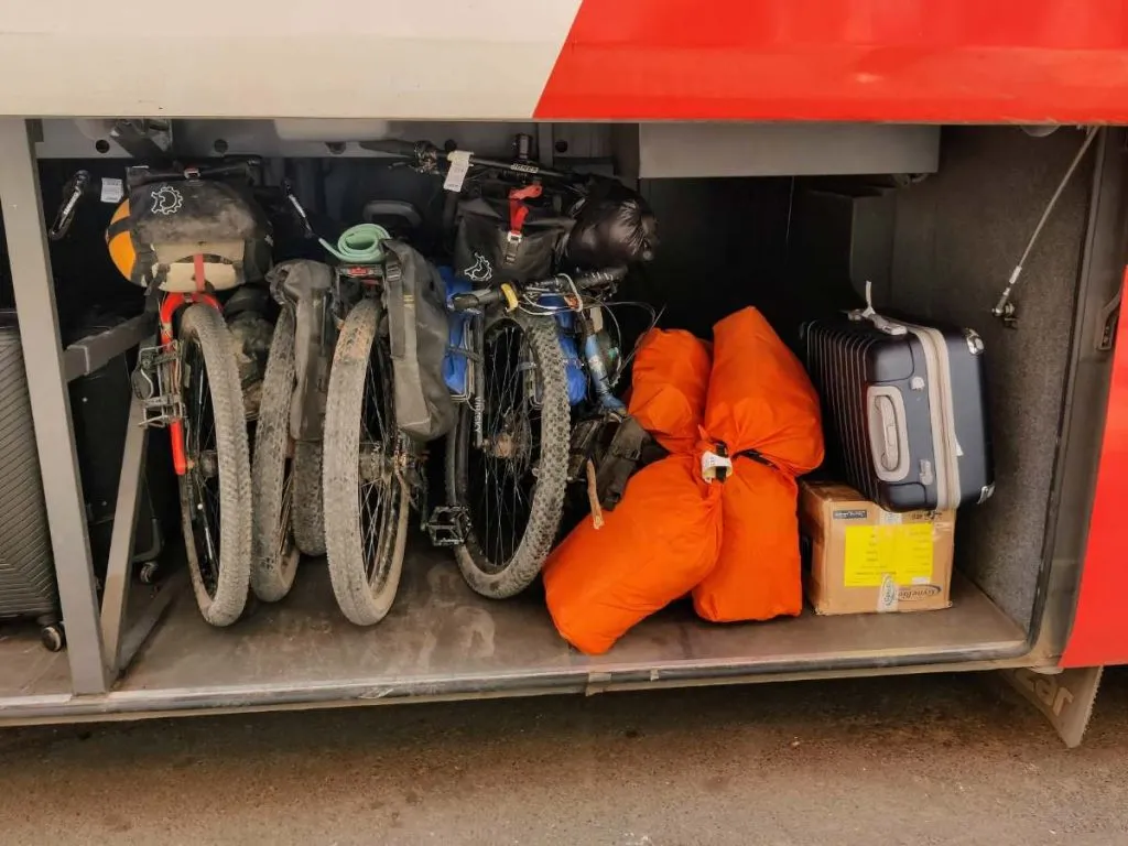 Equipaje cargado bajo el autobús