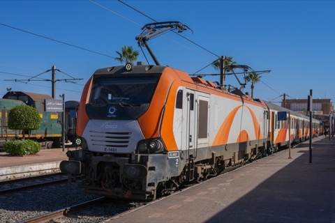 Tren moderno de ONCF en la estación de Marrakech