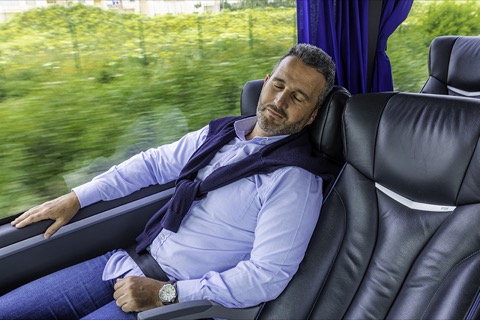 Viajero en un asiento cómodo